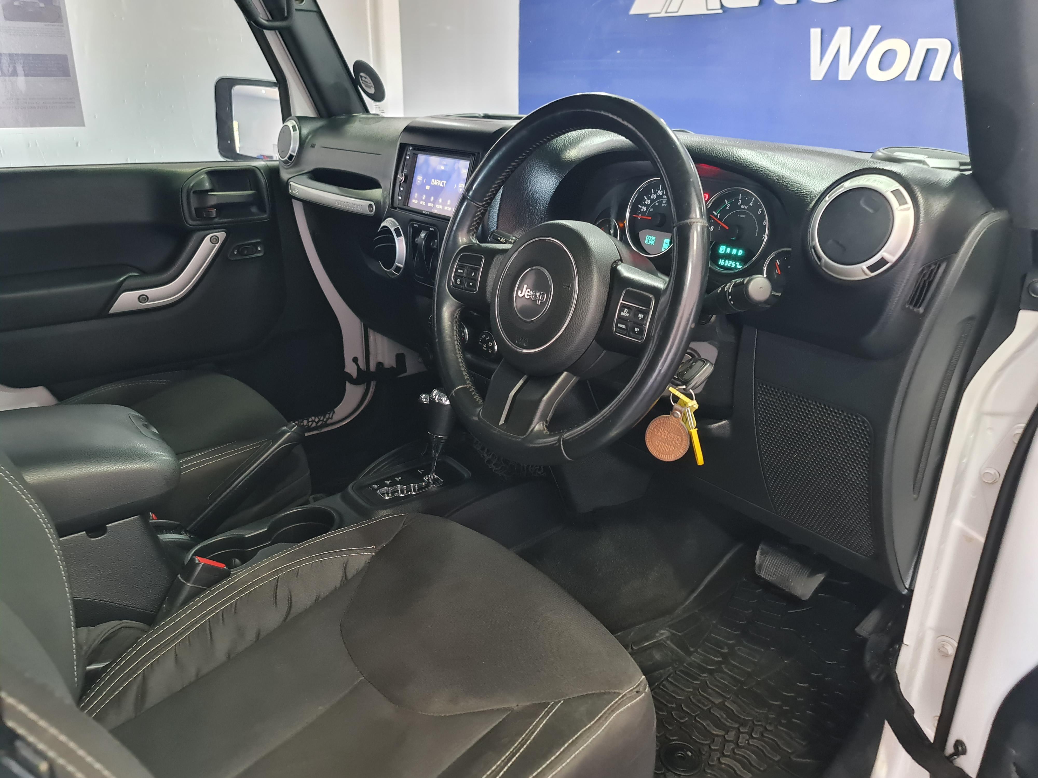 JEEP WRANGLER SAHARA 3.6L V6 A/T 2DR