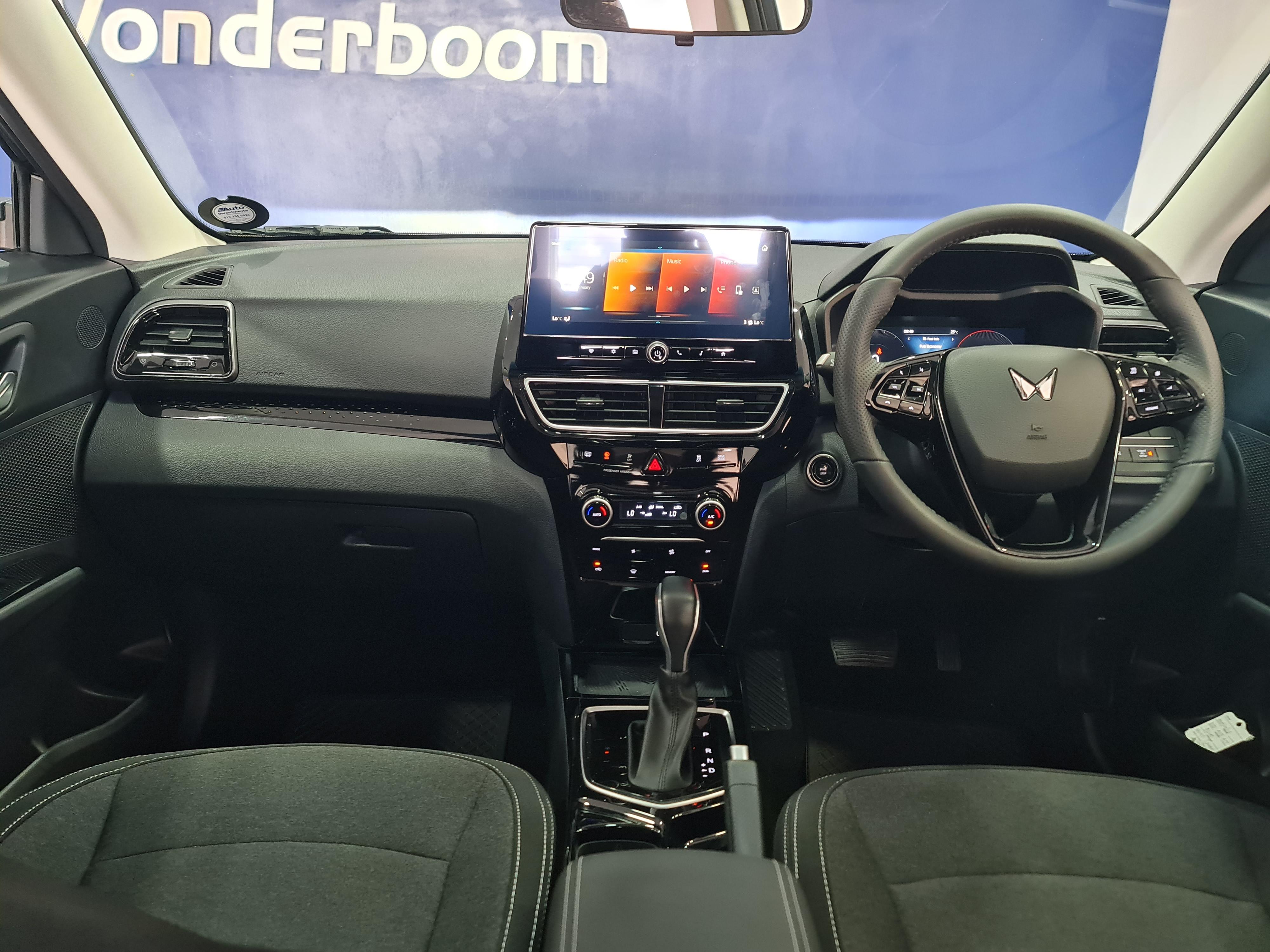 MAHINDRA XUV 3XO 1.2T AX5 A/T 