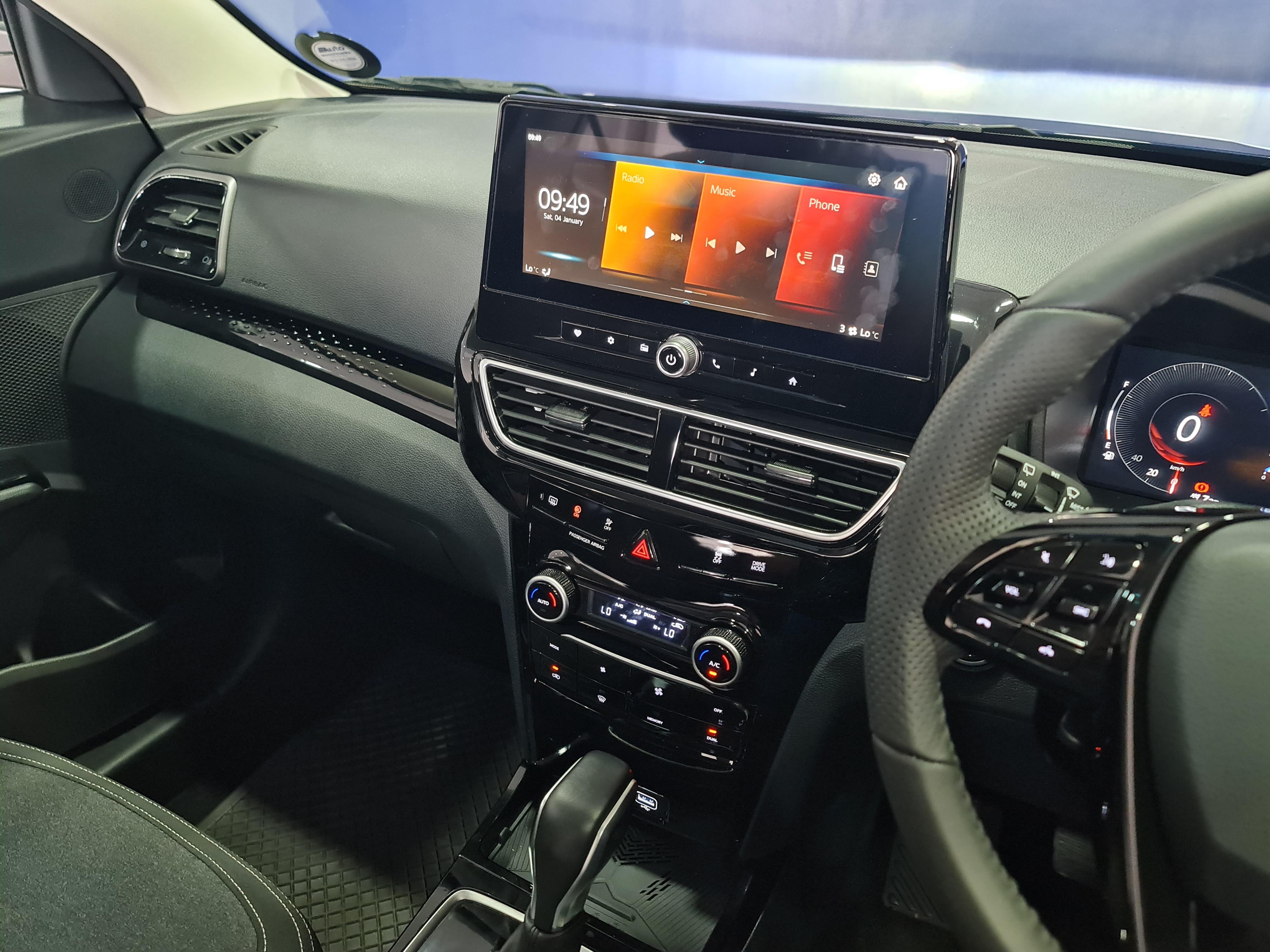 MAHINDRA XUV 3XO 1.2T AX5 A/T 
