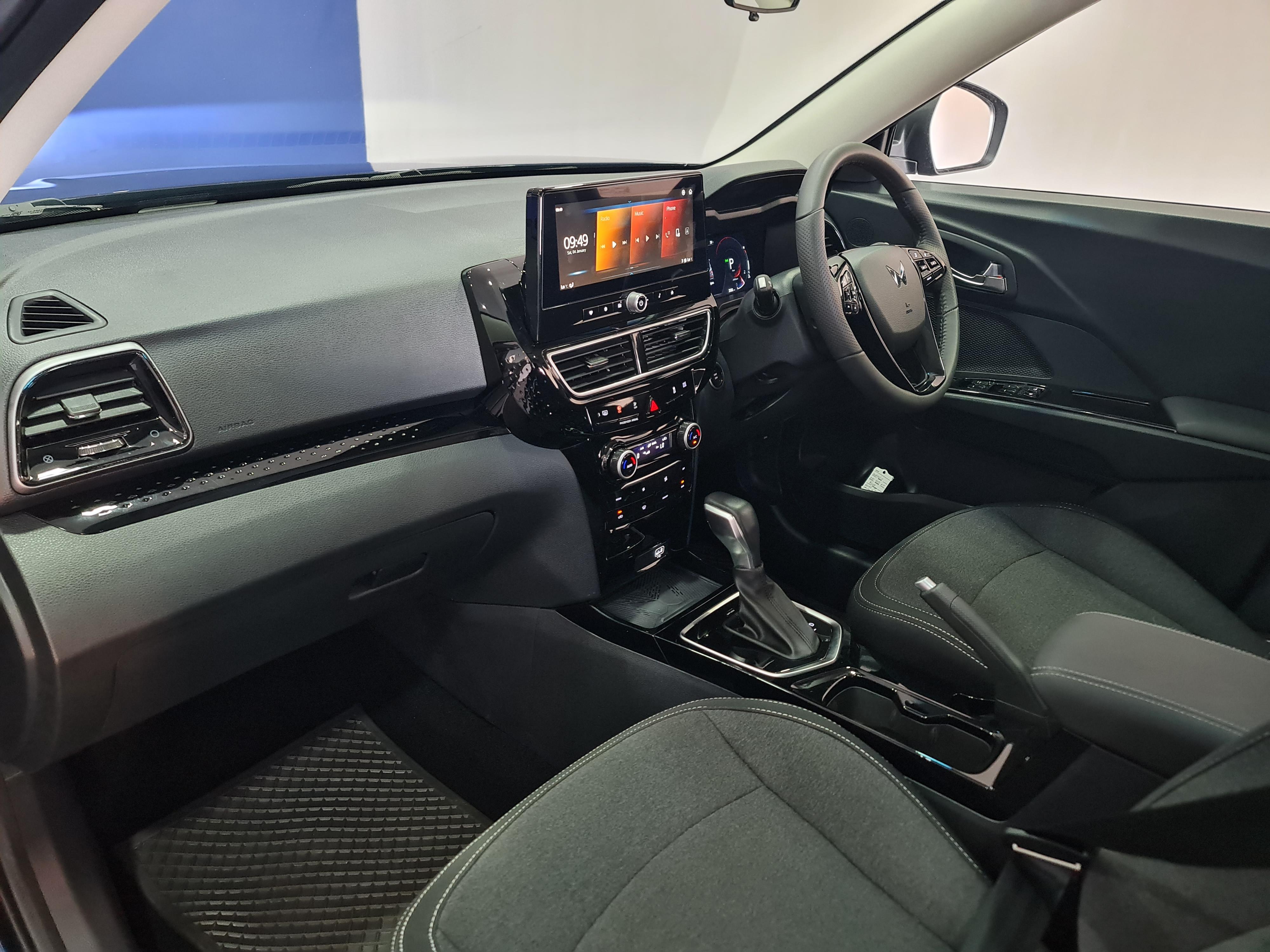 MAHINDRA XUV 3XO 1.2T AX5 A/T 