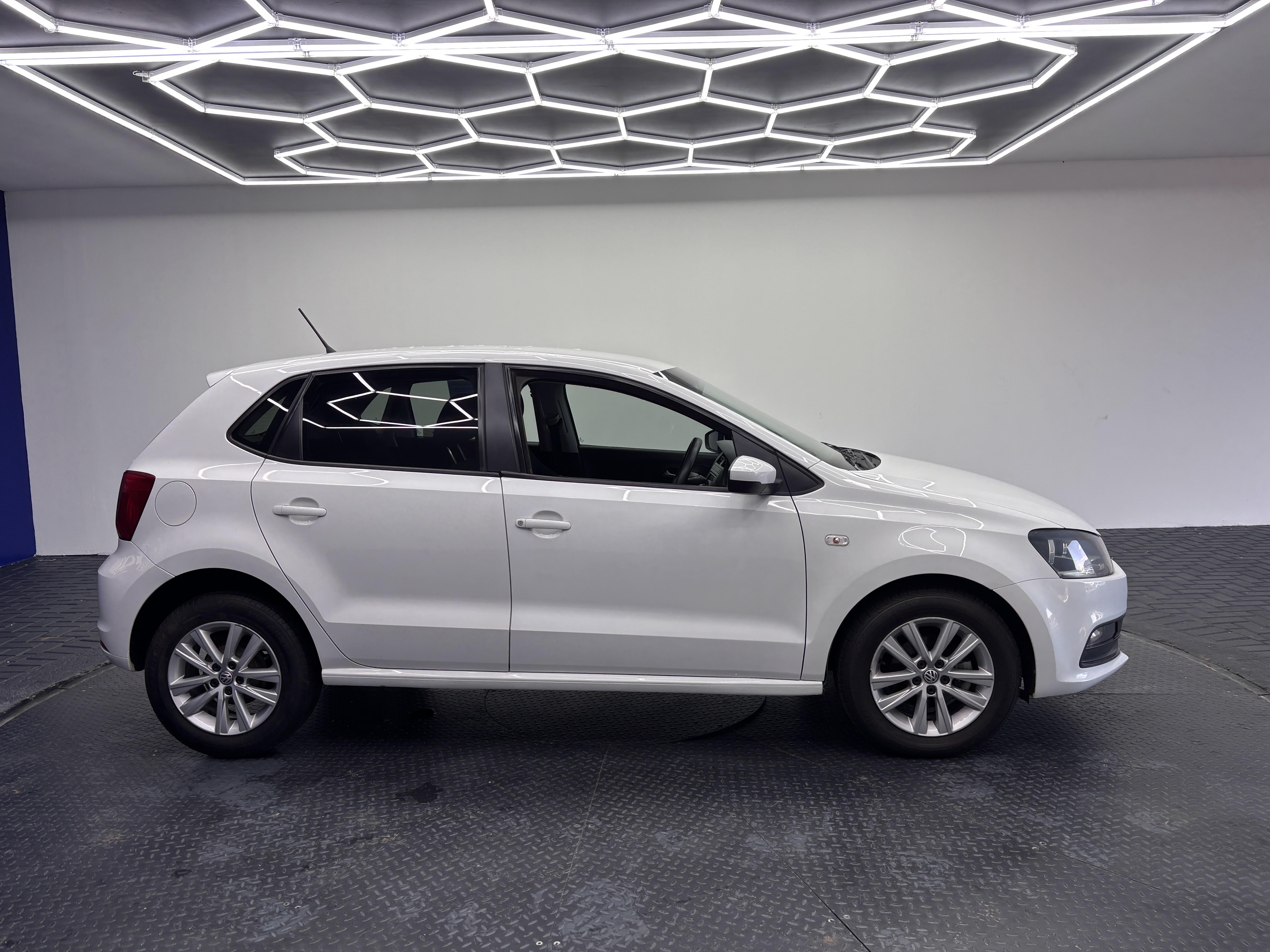 VOLKSWAGEN POLO VIVO 1.6 COMFORTLINE TIP (5DR)