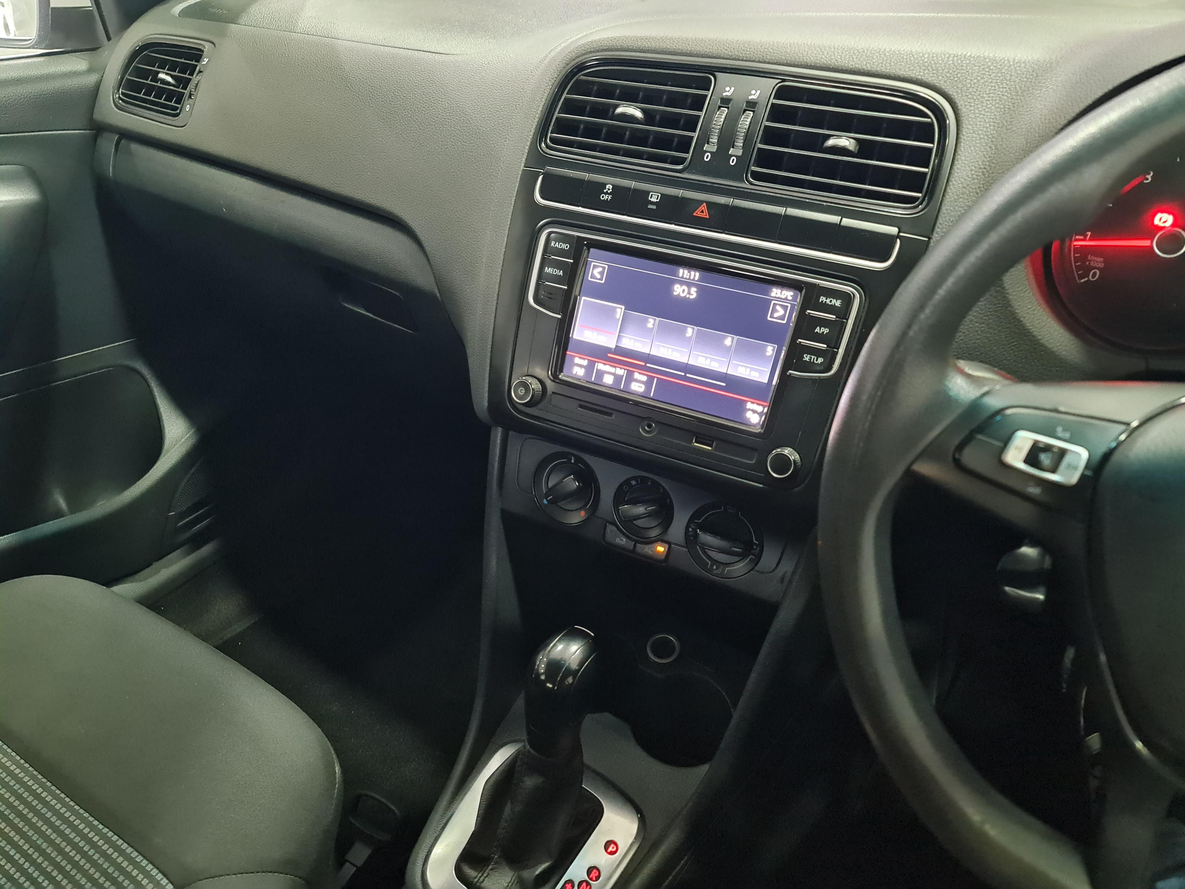 VOLKSWAGEN POLO VIVO 1.6 COMFORTLINE TIP (5DR)
