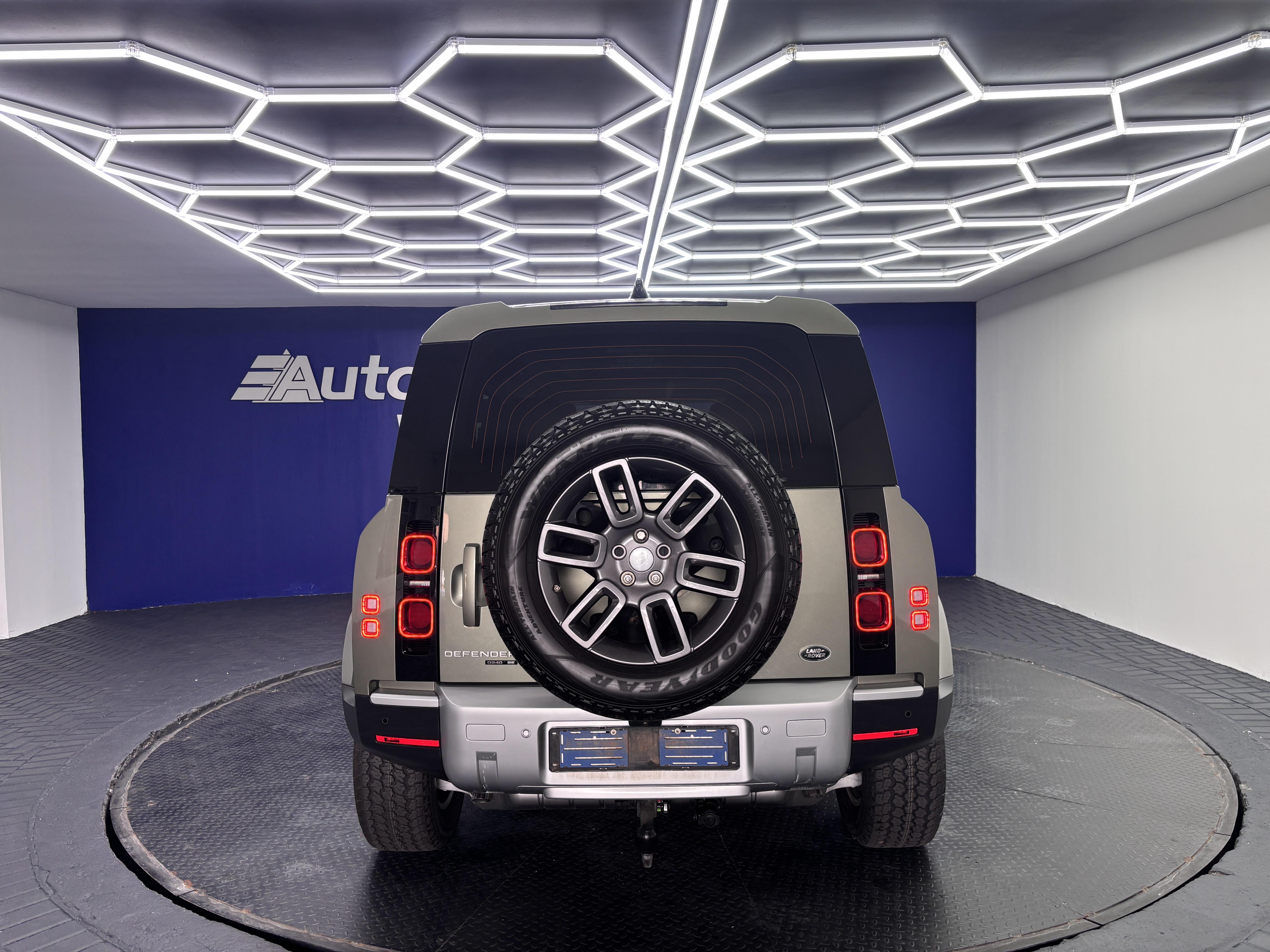 LAND ROVER DEFENDER 110 D240 SE (177KW)