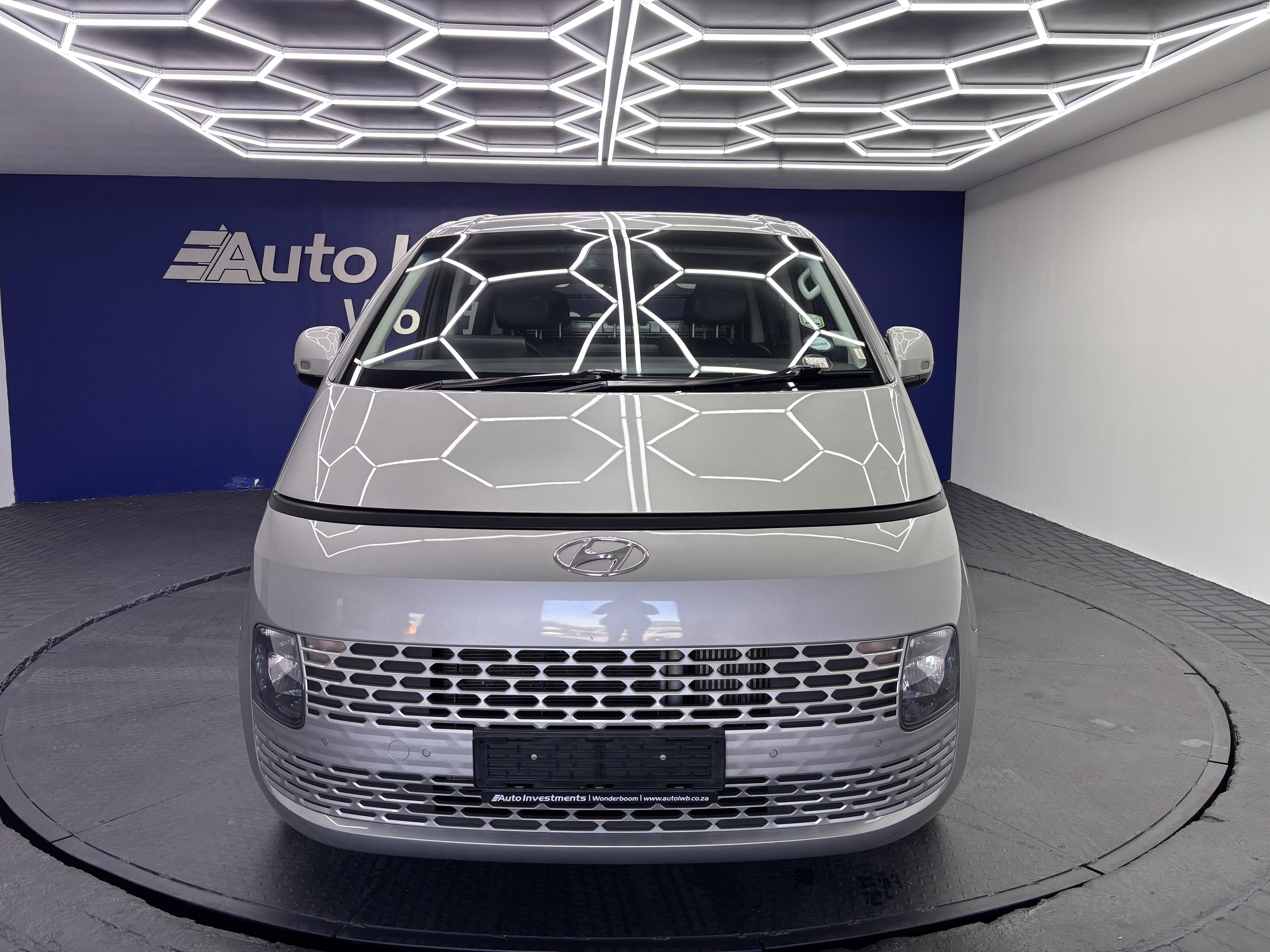 HYUNDAI STARIA 2.2D MULTICAB A/T (5 SEAT)