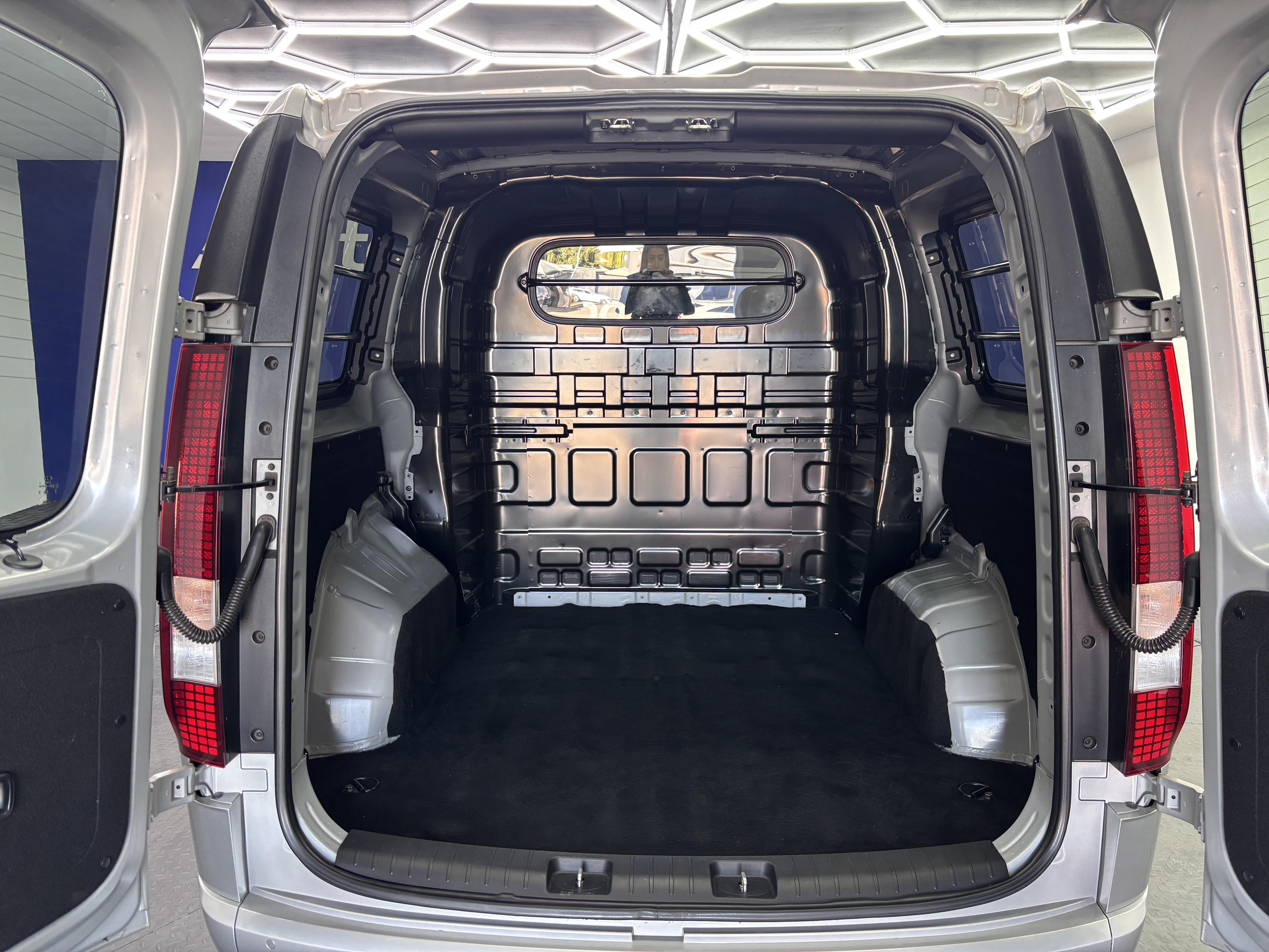 HYUNDAI STARIA 2.2D MULTICAB A/T (5 SEAT)