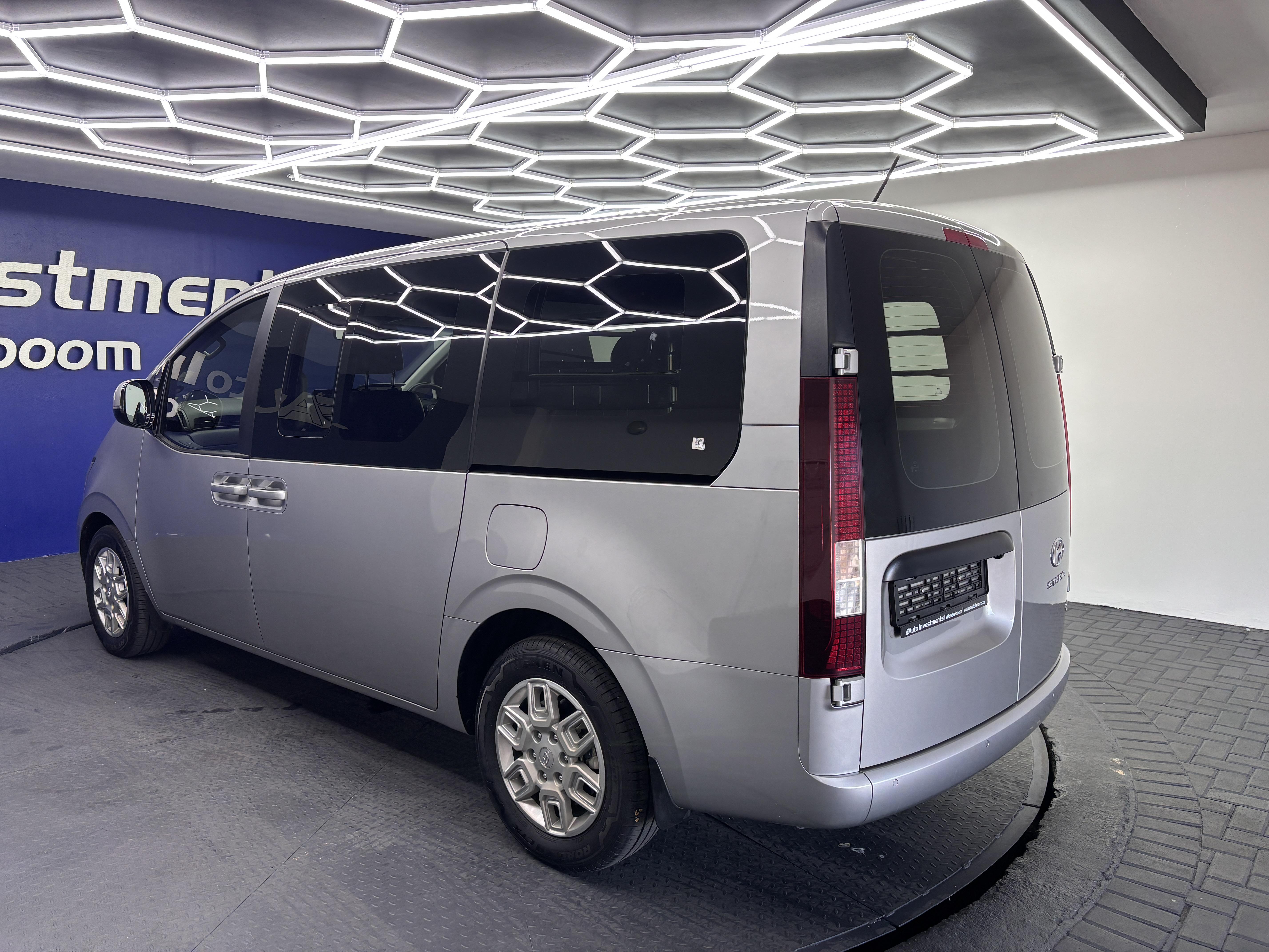 HYUNDAI STARIA 2.2D MULTICAB A/T (5 SEAT)