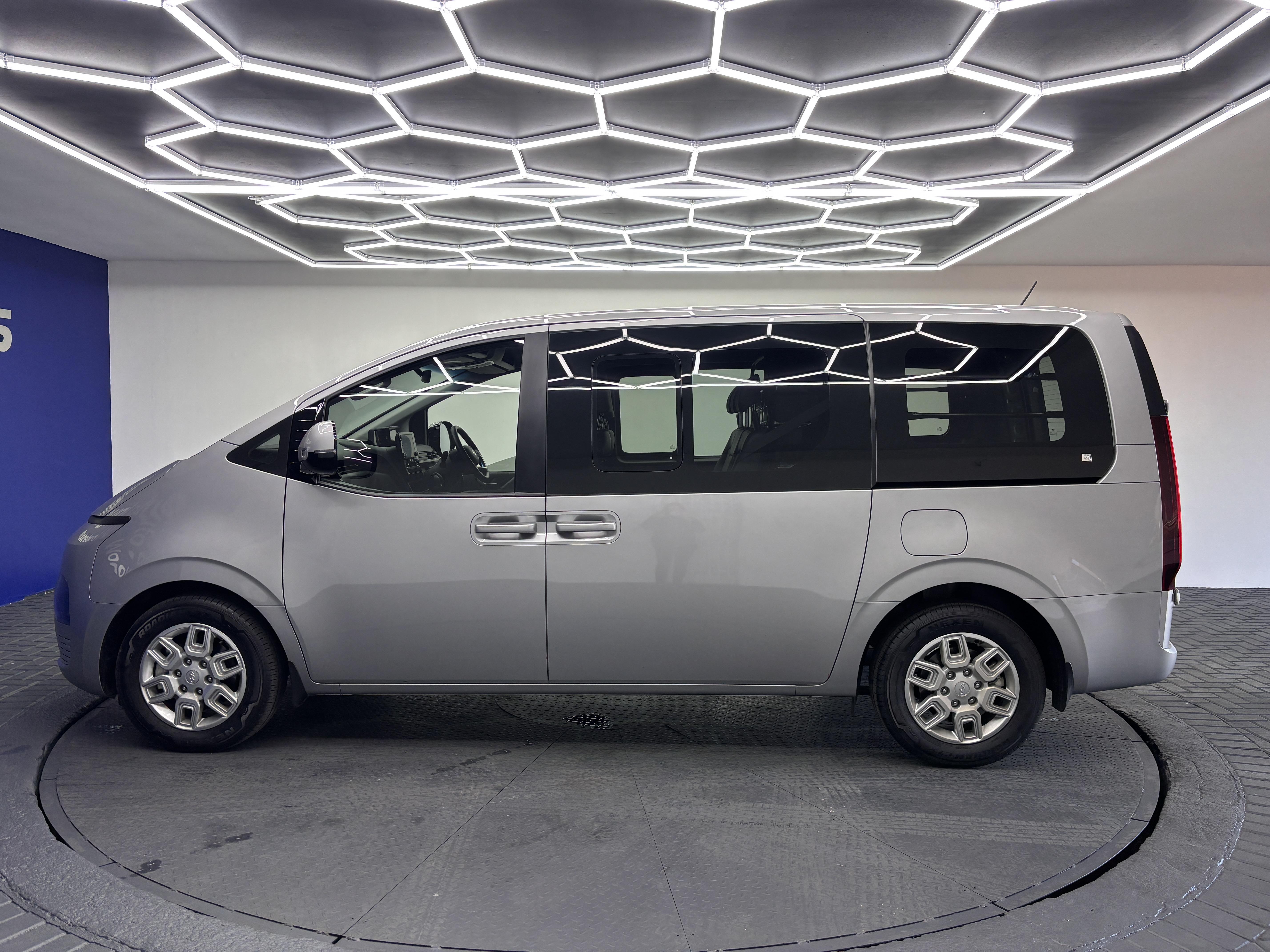 HYUNDAI STARIA 2.2D MULTICAB A/T (5 SEAT)