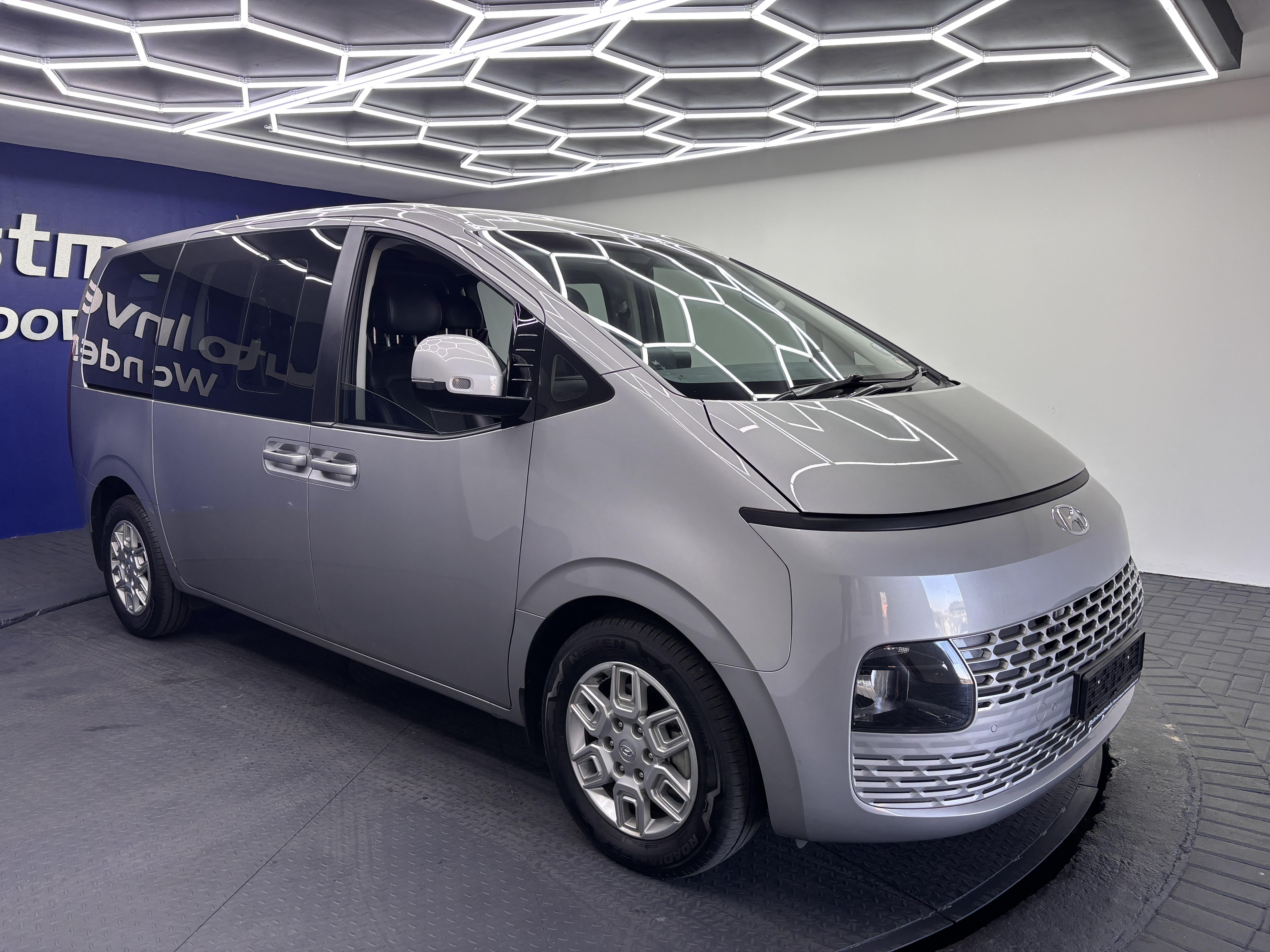 HYUNDAI STARIA 2.2D MULTICAB A/T (5 SEAT)