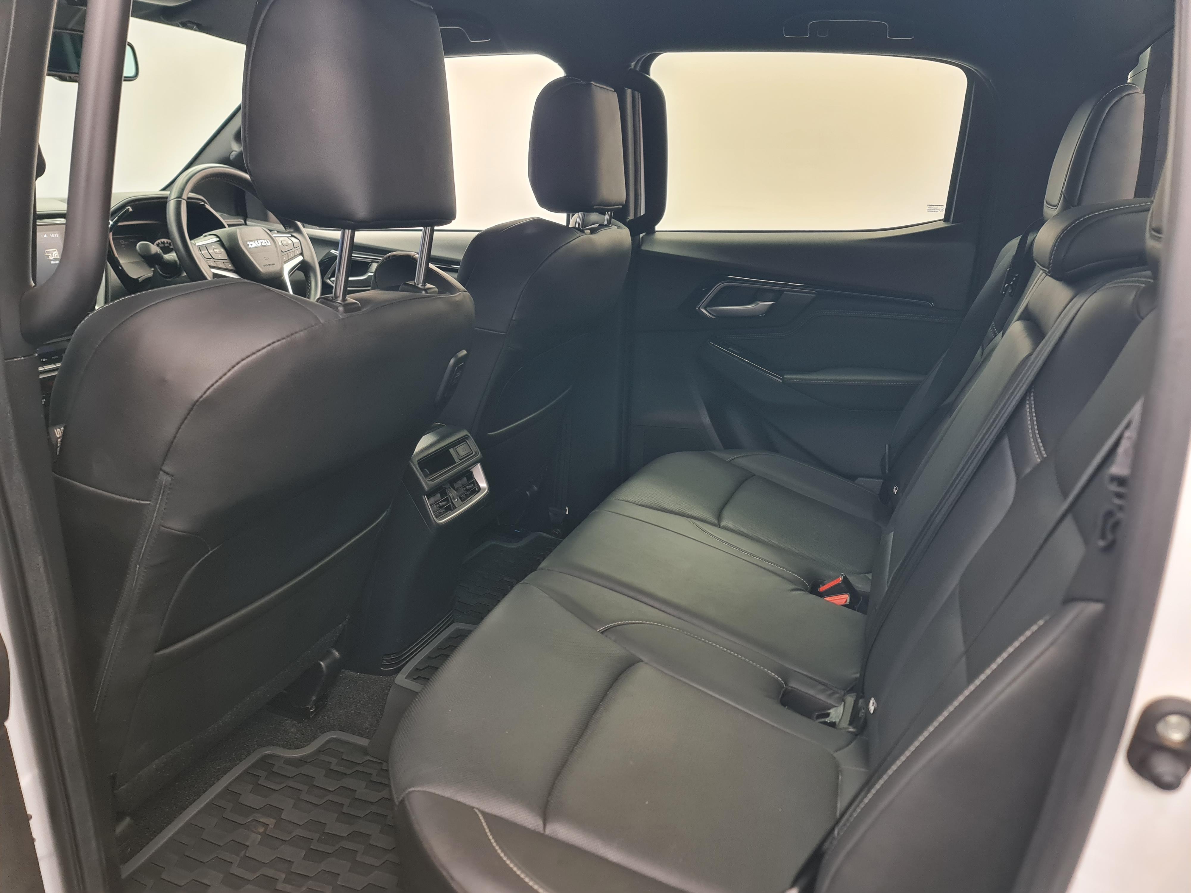 ISUZU D-MAX 3.0 DDI V-CROSS HR A/T D/C P/U - 16