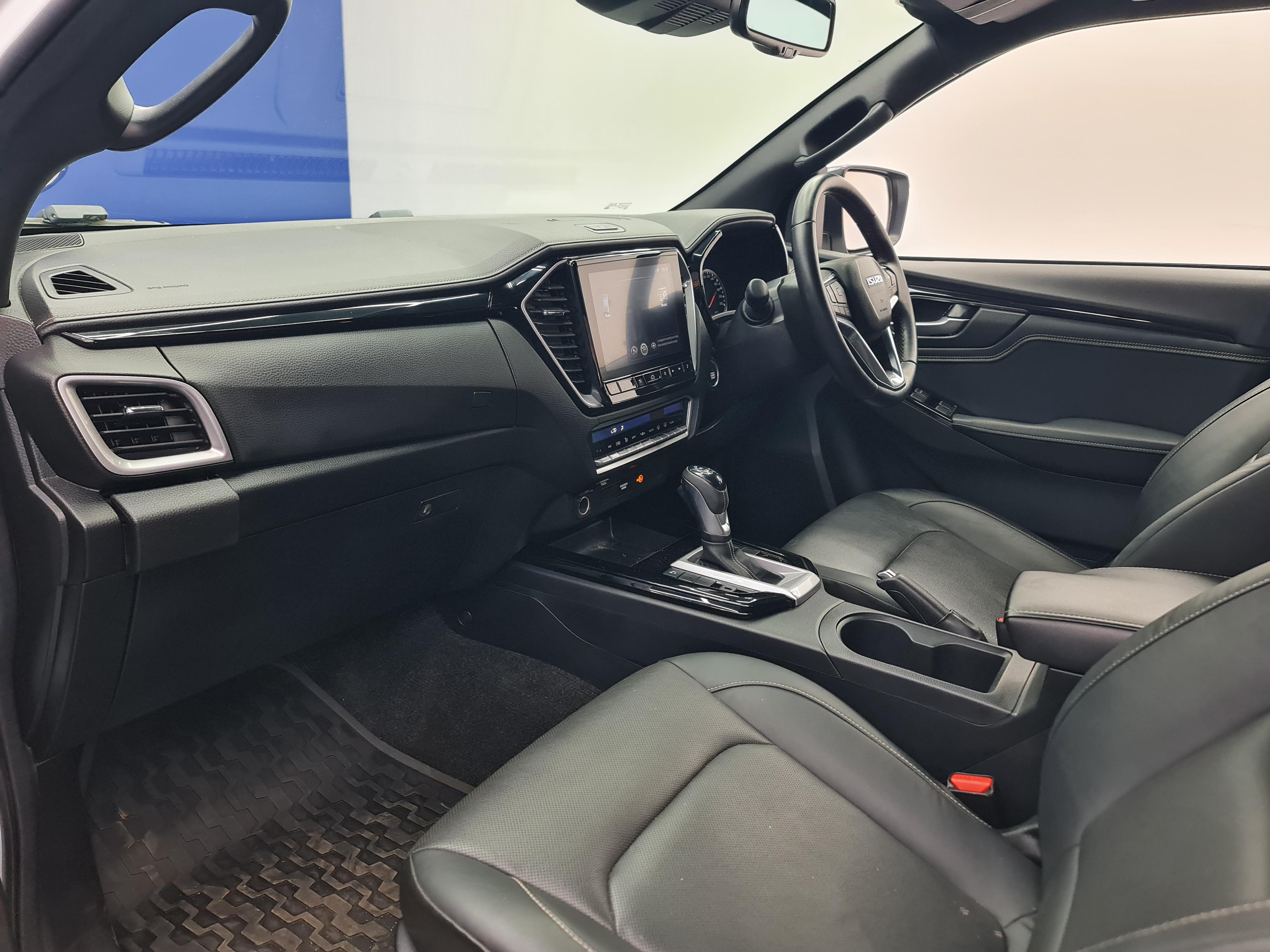 ISUZU D-MAX 3.0 DDI V-CROSS HR A/T D/C P/U - 17