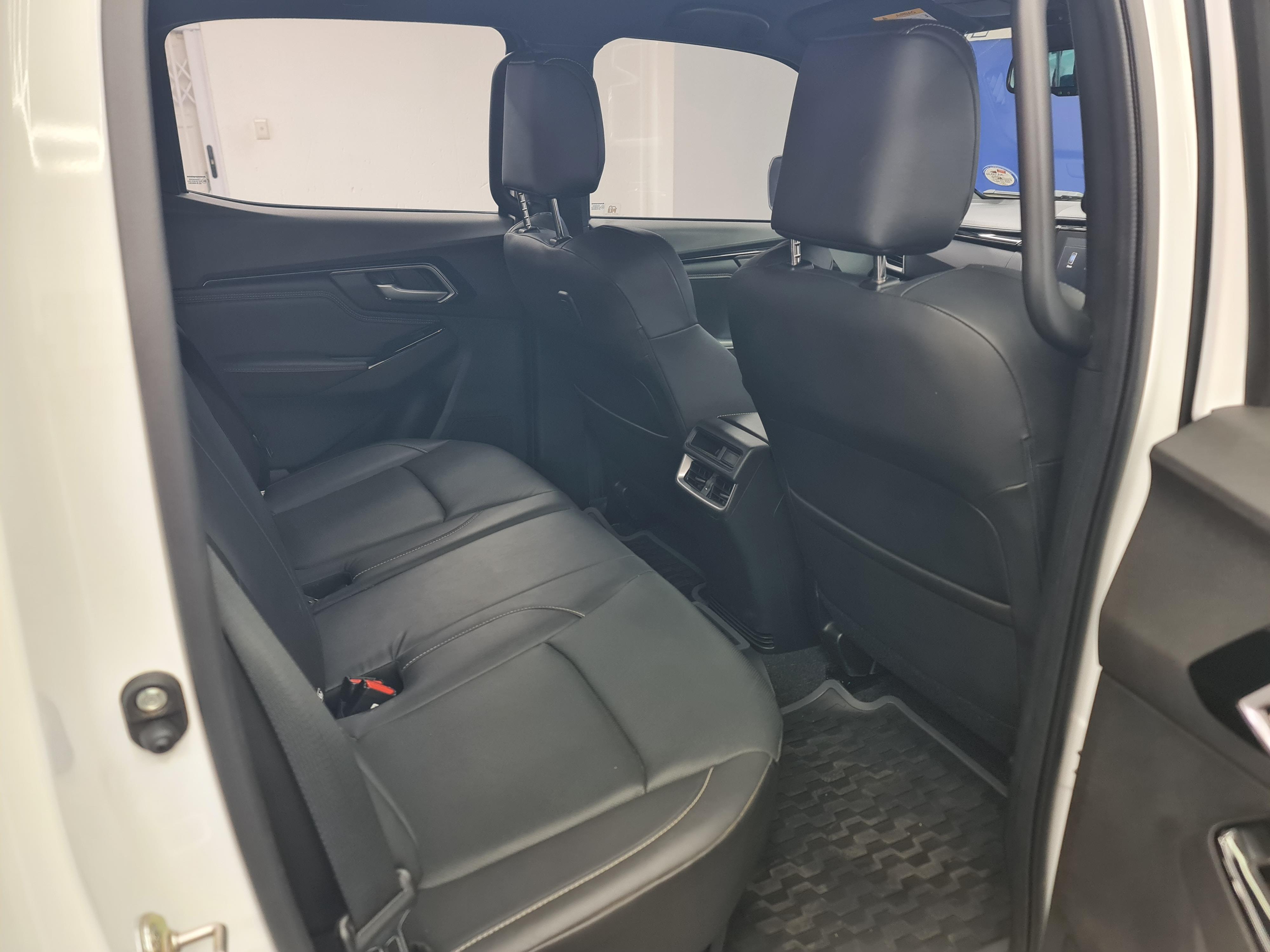 ISUZU D-MAX 3.0 DDI V-CROSS HR A/T D/C P/U - 14