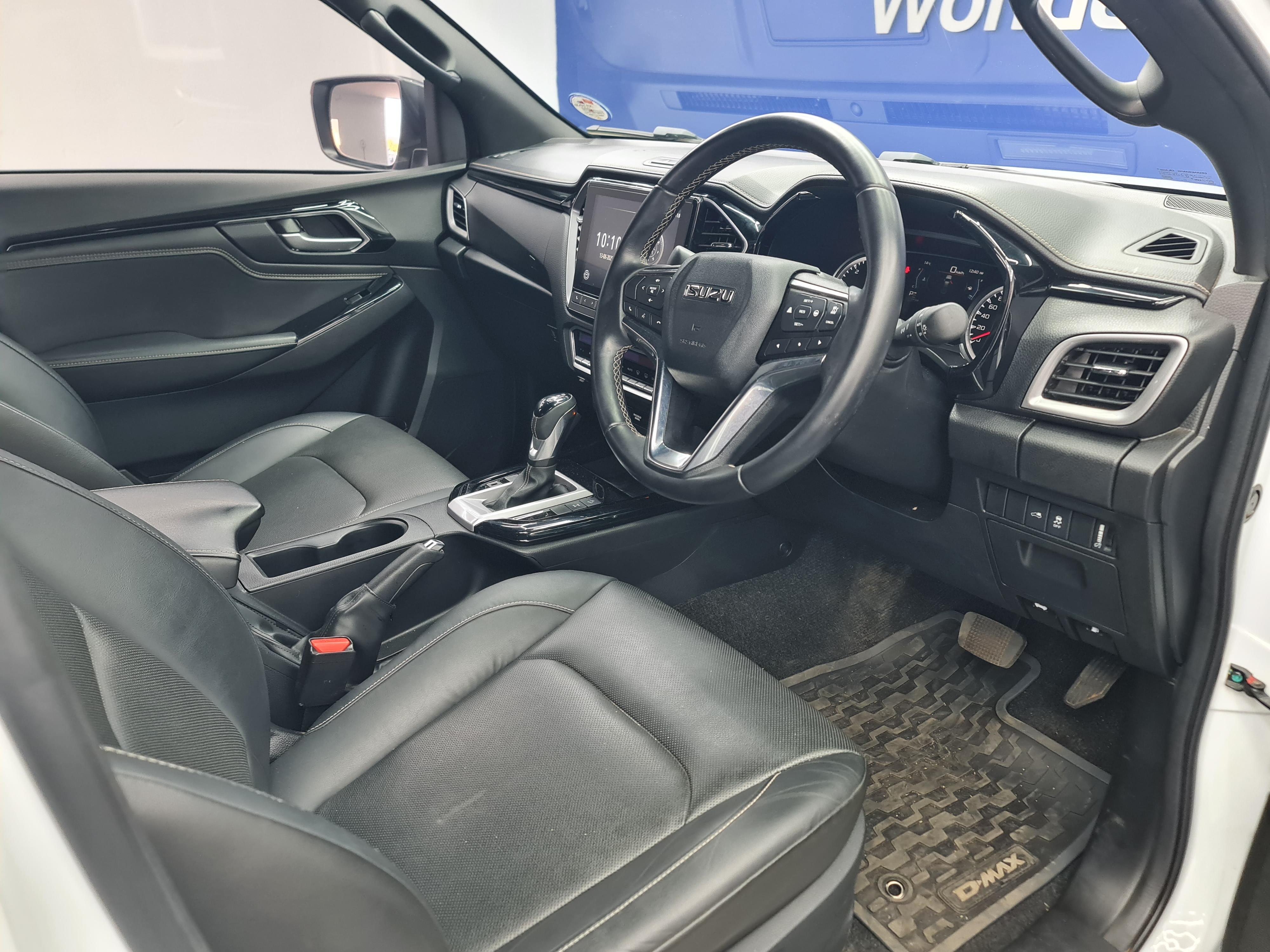 ISUZU D-MAX 3.0 DDI V-CROSS HR A/T D/C P/U - 11