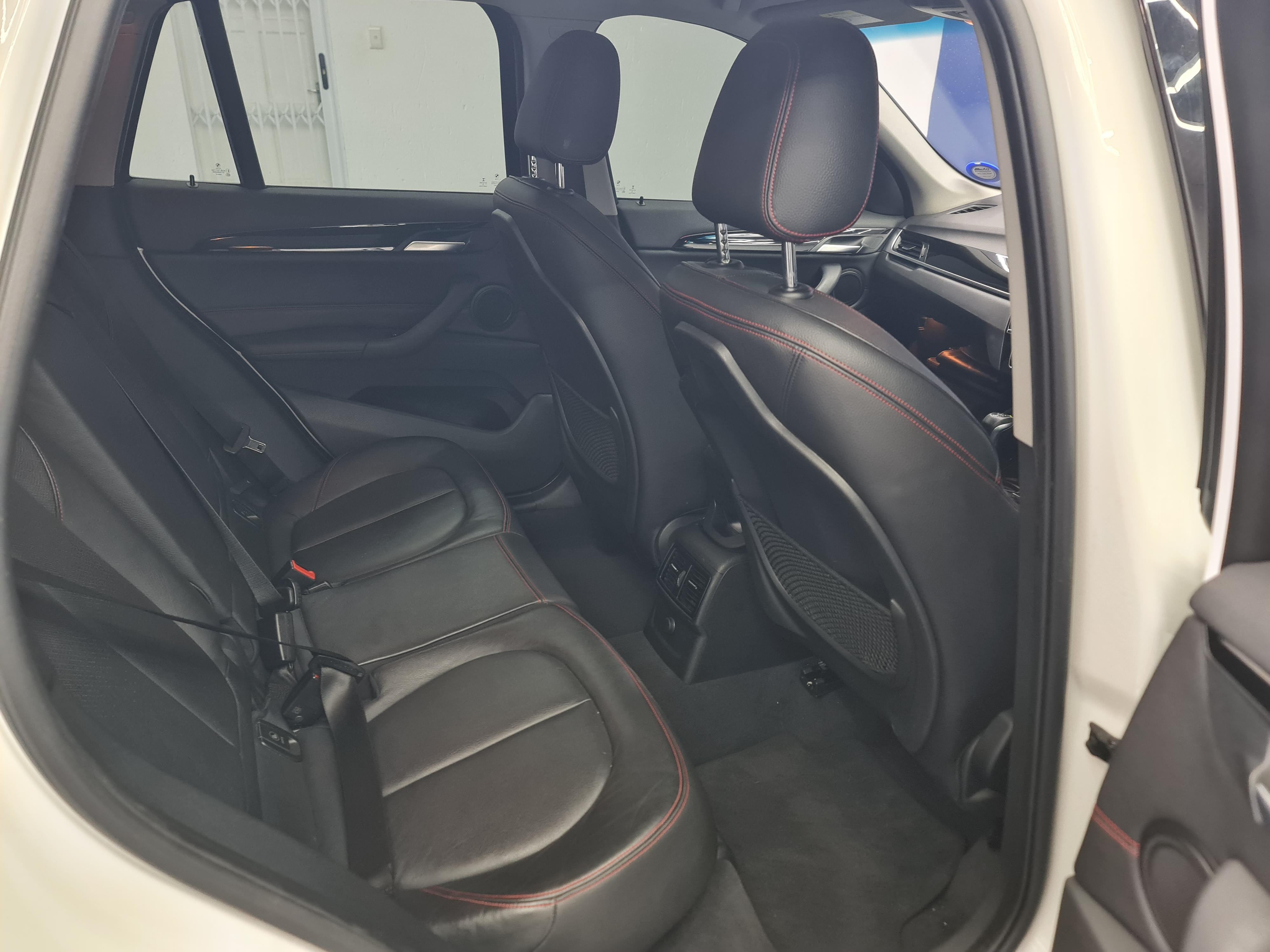 BMW X1 XDRIVE20I A/T (F48) - 13